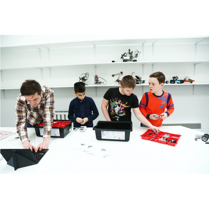 З досвіду курсів, керівники Robo UA зробили висновок, що майстер-клас – це найбільш доцільний спосіб ознайомити дитину з робототехнікою та заохотити її до навчання.