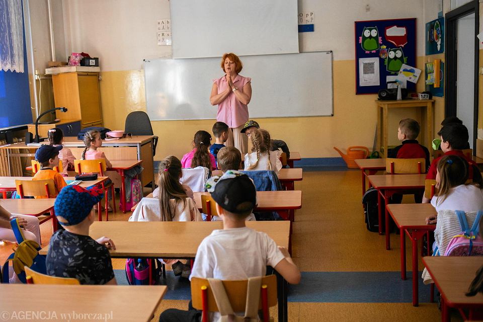 Освітня система Польщі не може впоратися, а їхні школи в окупації: як навчати біженців з України