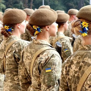 Чому українська школа НЕ готує дівчат до військової служби