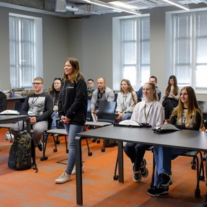 БФ «Відкриті очі» оголосив старт проєкту «ПоколінняТех» для навчання старшокласників, переміщених через війну