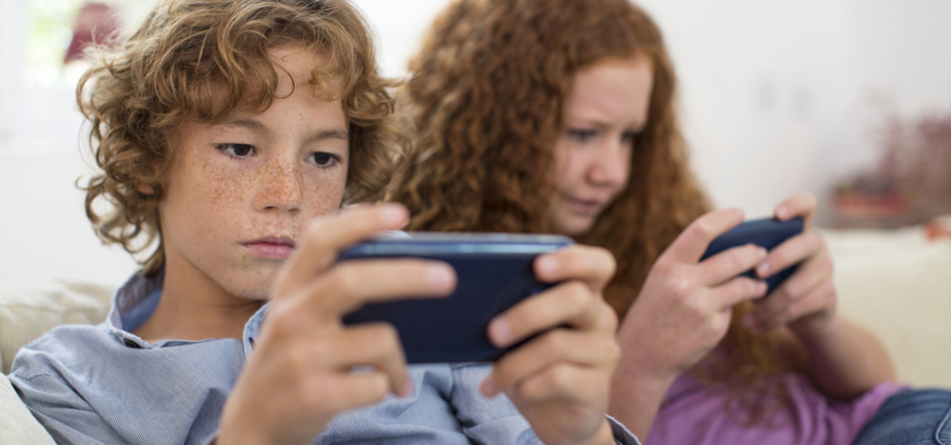 Як зменшити залежність дитини від смартфона без заборон і конфліктів