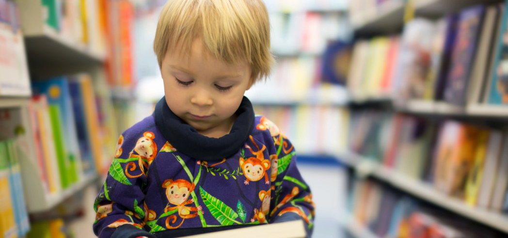 Першокласники в Британії не вміють гортати сторінки в книжці – в чому причина 
