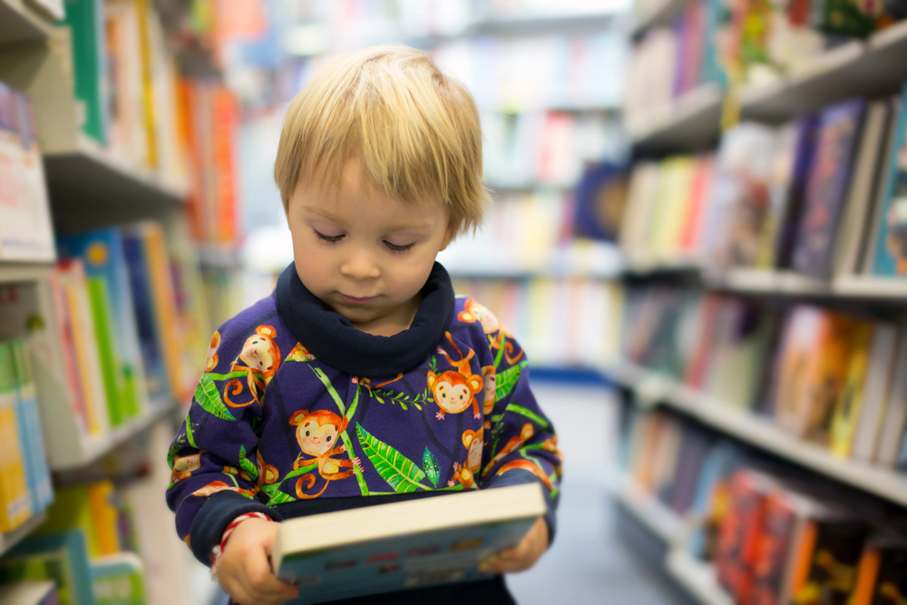 Першокласники в Британії не вміють гортати сторінки в книжці – в чому причина 